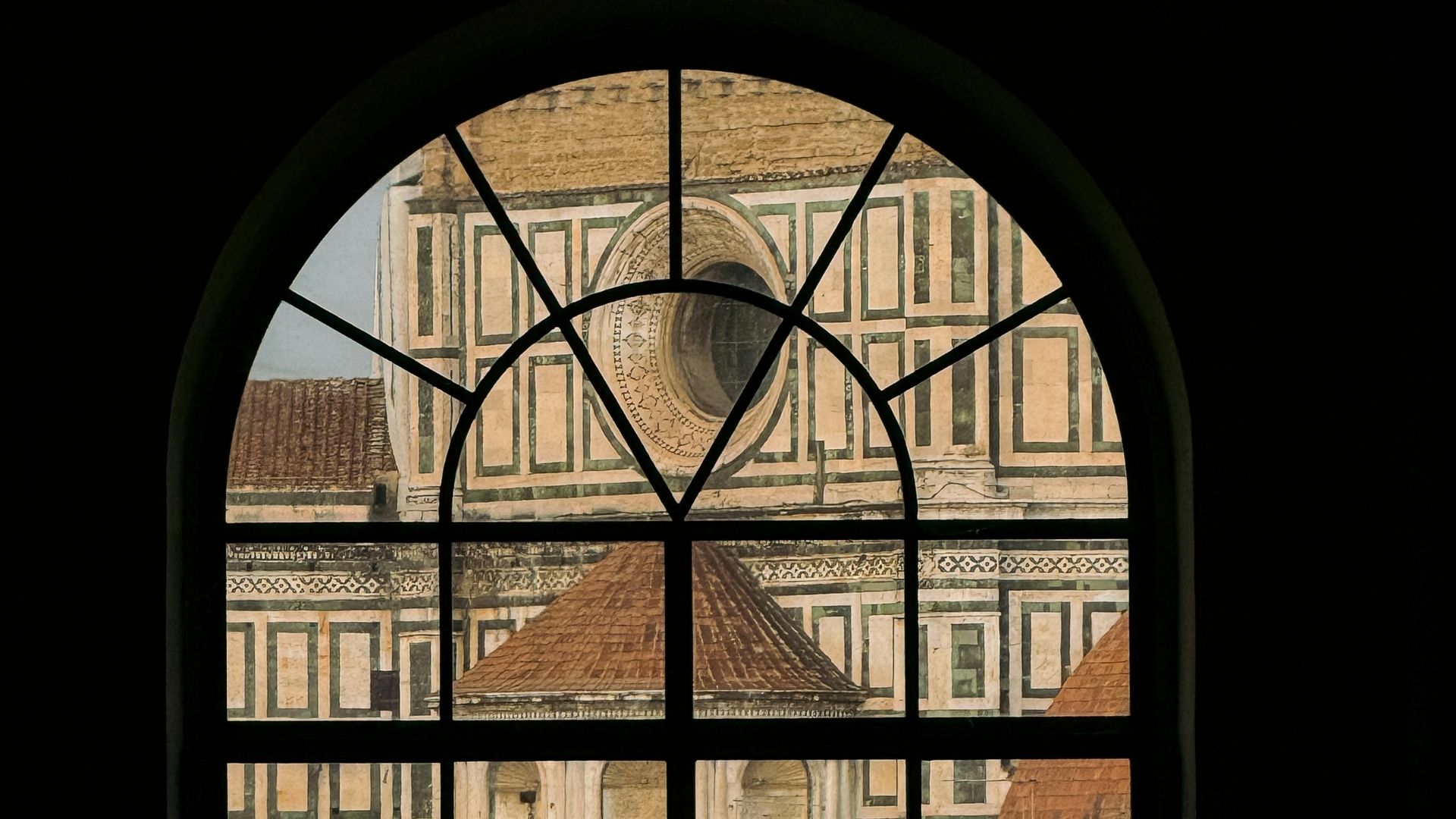 Vista sul Duomo di Firenze attraverso una finestra ad arco