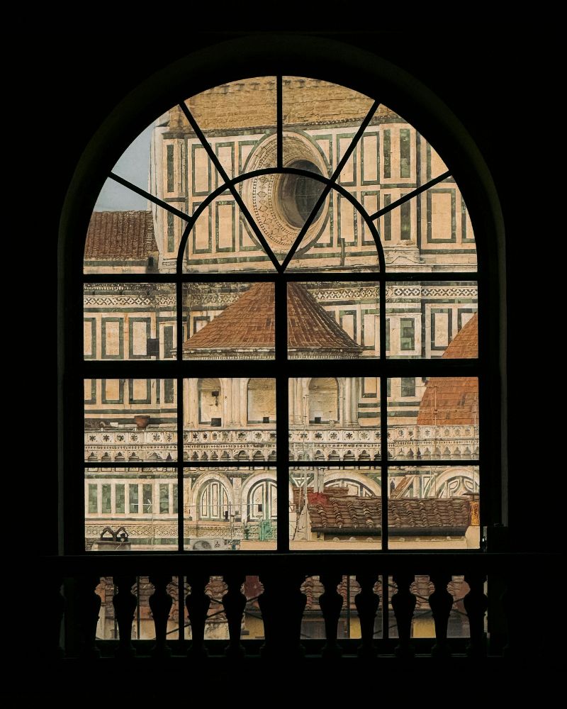 Vista sul Duomo di Firenze attraverso una finestra ad arco gotico